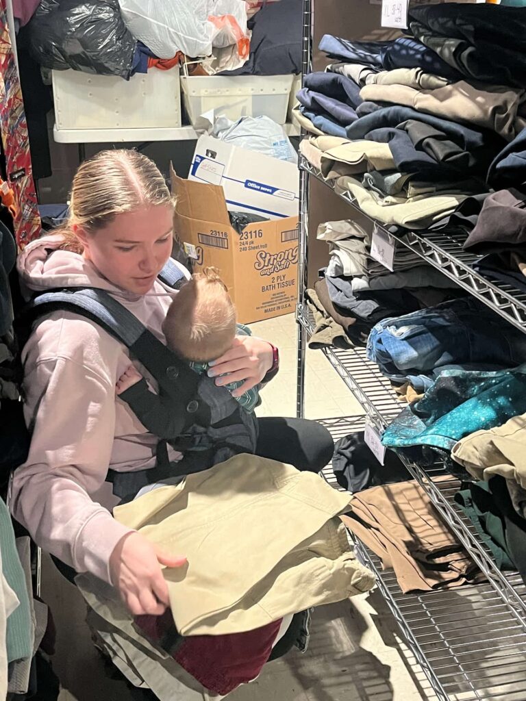 ComFe Volunteers helping sorting, folding and organizing clothes in the boutique.